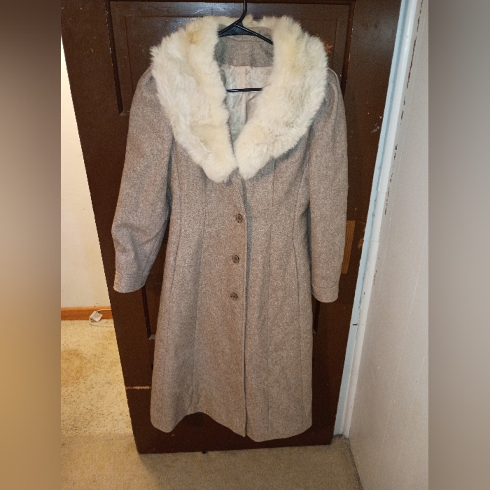 EUC Vintage Lassie Junior 70's Fur Collar
